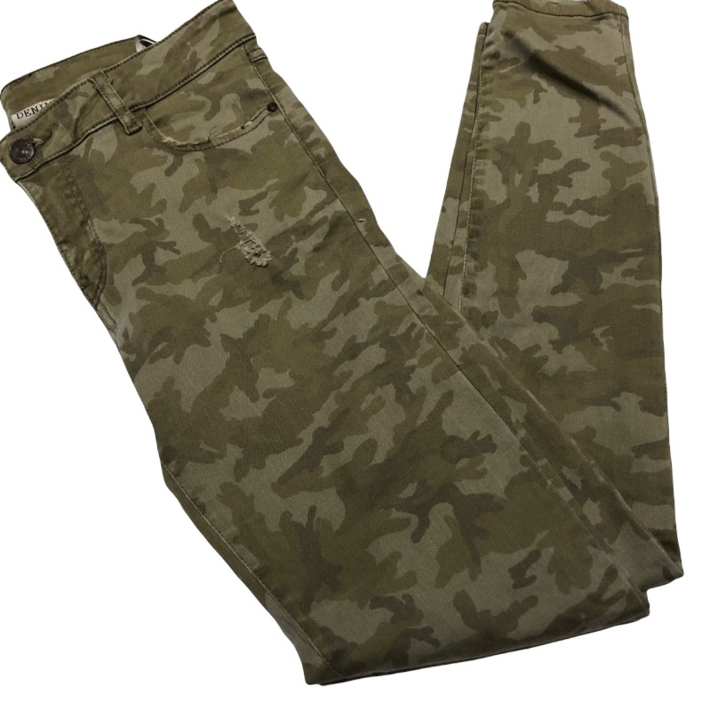 {Zara} Distressed Camo Skinny Jean